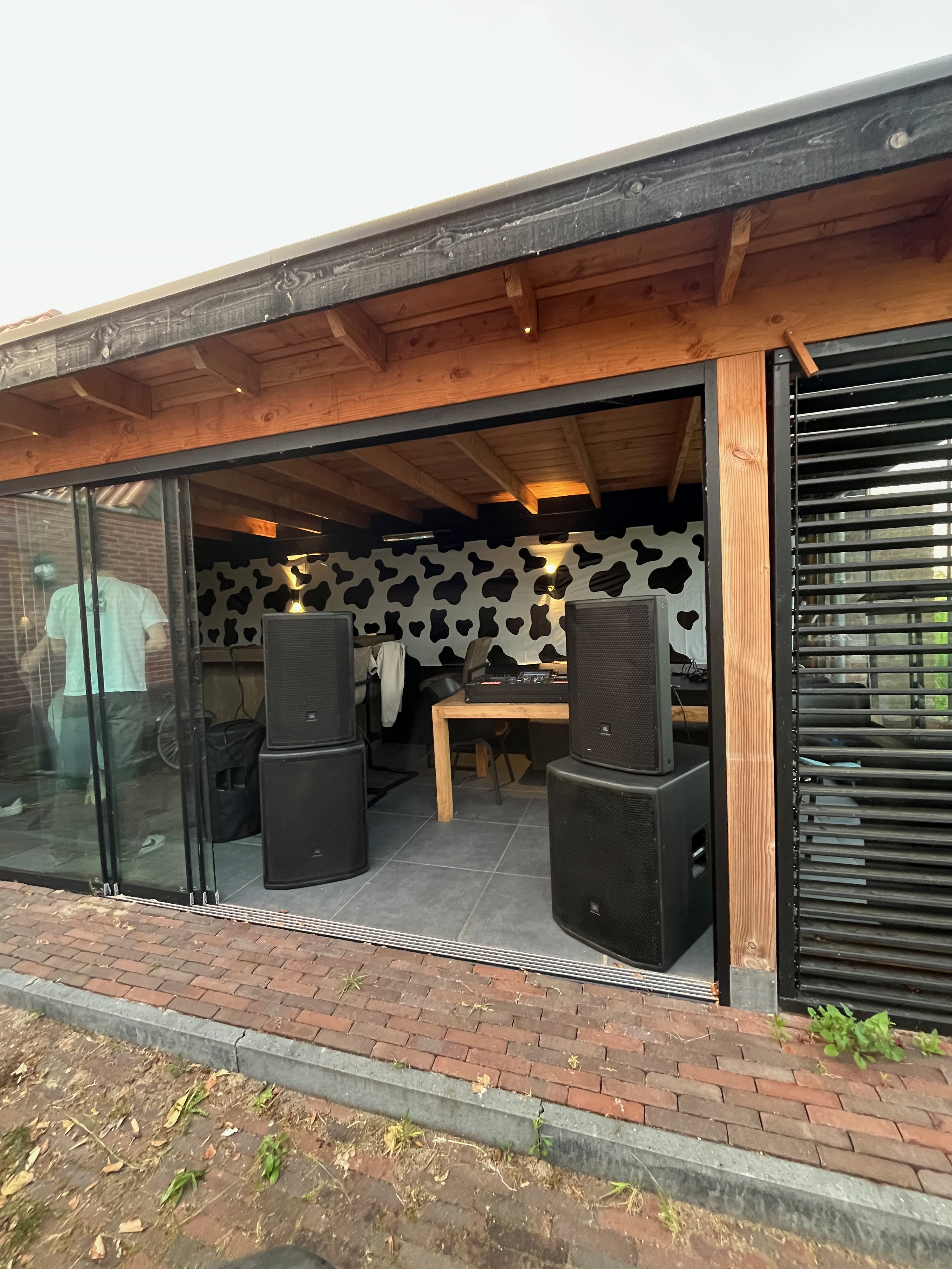 Professionele geluidsopstelling met speakers