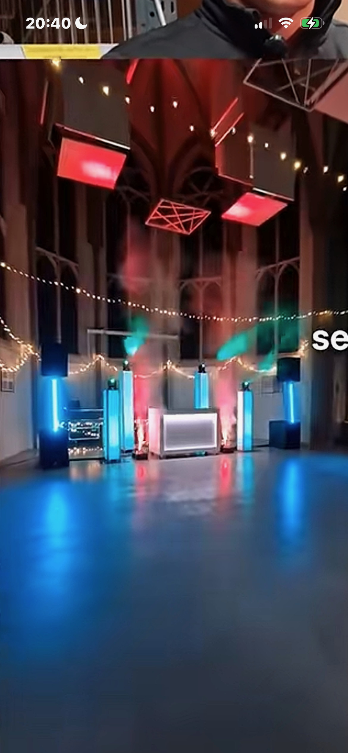 Sfeervolle uplighting en verlichting bij een bedrijfsevenement in een grote zaal