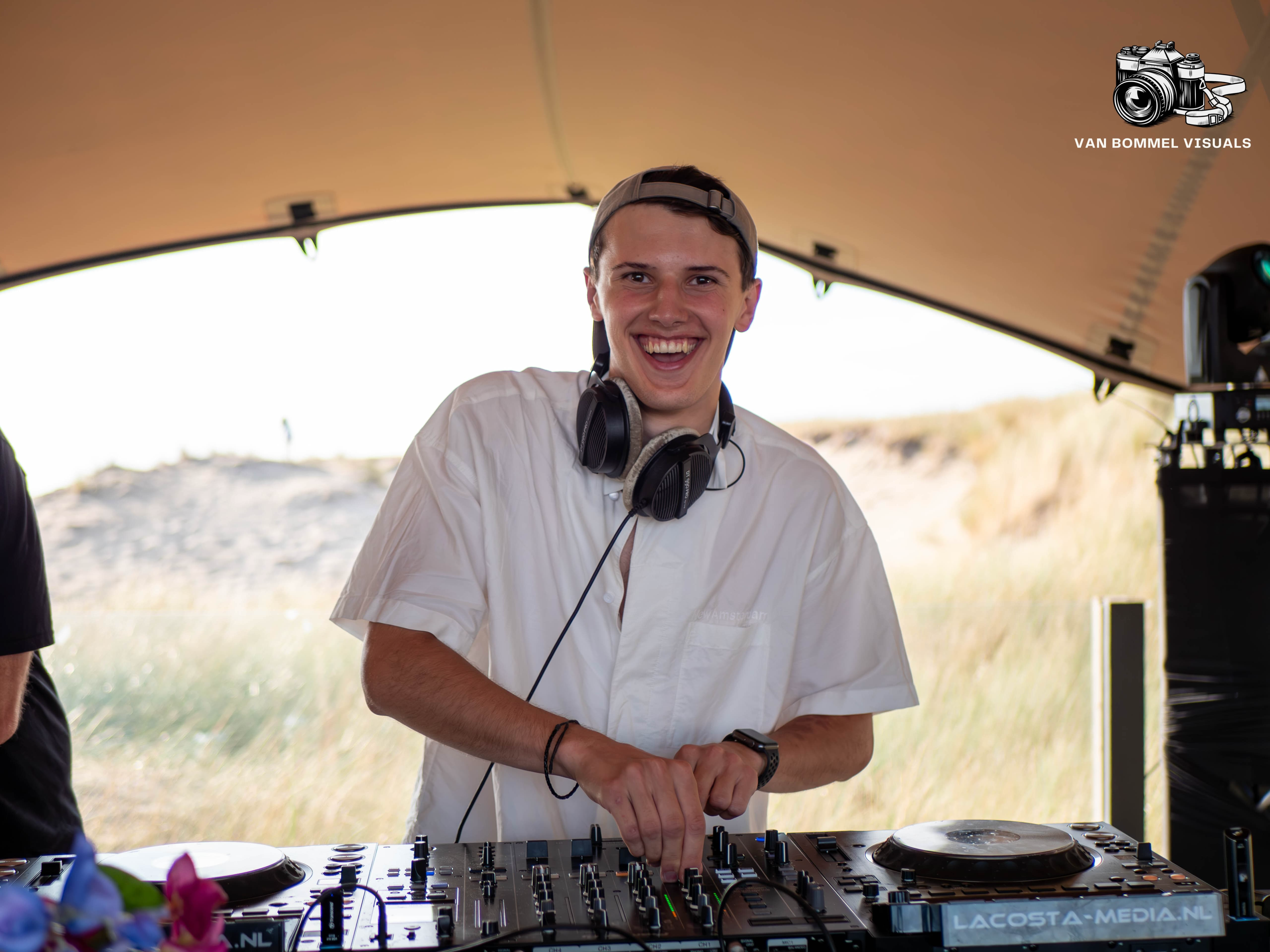 DJ Max achter de booth tijdens een bruiloft in een strandtent